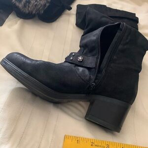 Carlos by Carlos Santana Black Heeled Boots with Chunky Heel and Slouchy Design